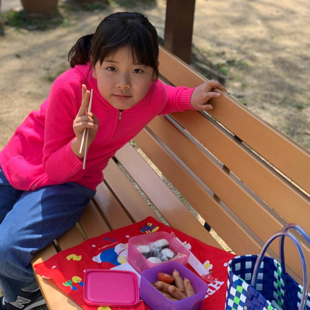 河島あみるさんのインスタグラム写真 - (河島あみるInstagram)「お弁当持って つきと神戸デート👩👧桜にはちょっと早かったかー💦 つきは 大喜びで動物たちを 激写しまくっておりました📷 #パンダ も #コアラ も 爆睡中。。。残念！！ #神戸デート #kobe」3月26日 16時43分 - amiru_kawashima