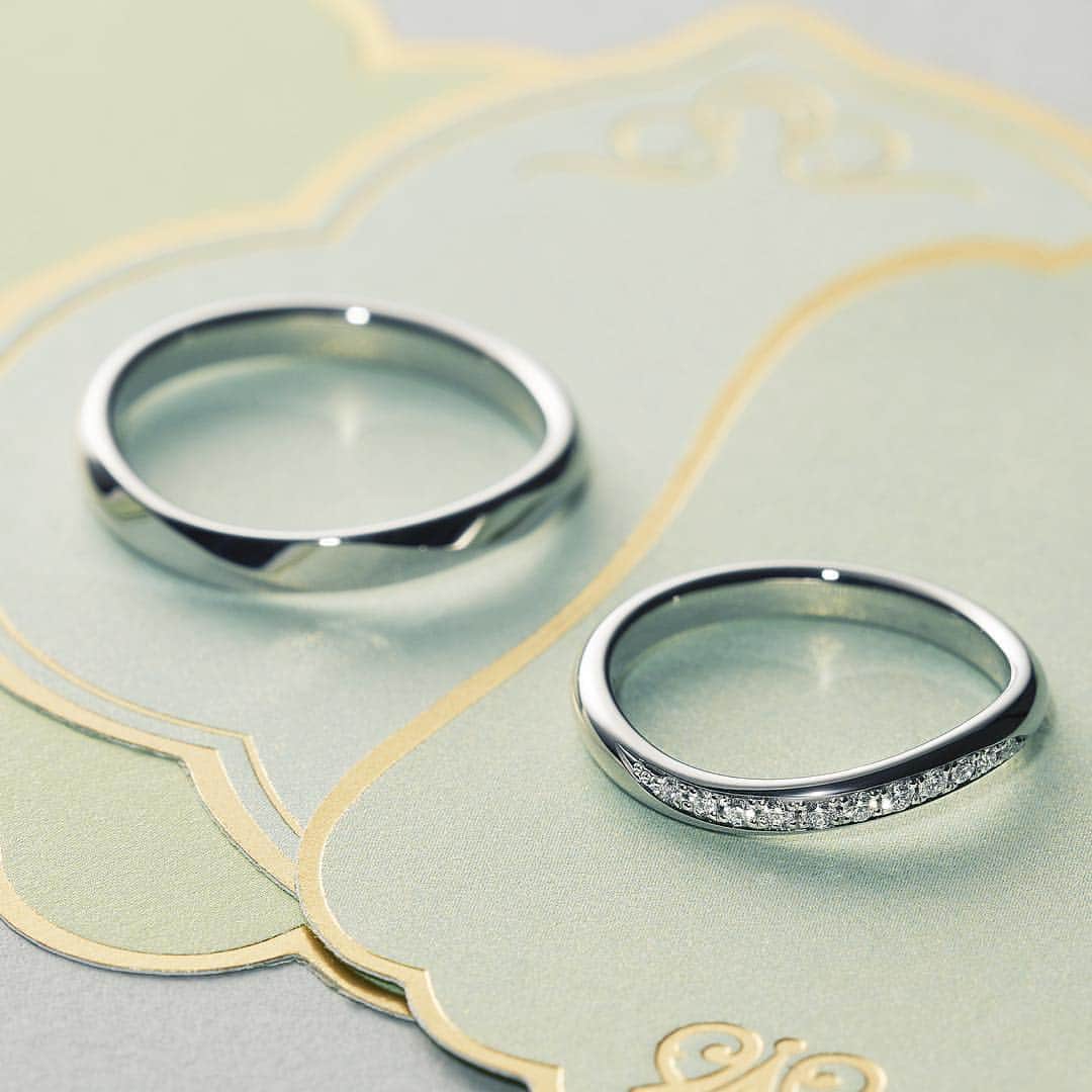 ラザール ダイヤモンド ブティック公式 | 婚約・結婚指輪さんのインスタグラム写真 - (ラザール ダイヤモンド ブティック公式 | 婚約・結婚指輪Instagram)「・ .★.。o○o。.DELANCEY/デランシー.★.。o○o。. ラザールダイヤモンドの指輪にはニューヨークの風景からインスパイアされたデザインが数多くあります。DELANCEY/デランシーもそのひとつ。 ・ 華やかなロウアーイーストサイドにあり、歴史ある舞踏場や映画「デランシー・ストリート／恋人たちの街角」そして、新たに注目を浴びているスタイリッシュな街並にちなみ、優美で洗練されたウェーブラインのリングをイメージ。限定ファクトリーのみが成しえる究極のウェーブがふたりを結ぶ架け橋に。 ・ ブライダルブティック限定商品です ・ ★.。o○o。.★.。o○o。.★.。o○o。.★.。o○o。.★.。o○o。. DELANCEY/デランシー 右：Carat ：0.08ct/Price(税抜) ：150,000円 左 ：111,000円 ★.。o○o。.★.。o○o。.★.。o○o。.★.。o○o。.★.。o○o。. ・ THE WORLD’S MOST BEAUTIFUL DIAMOND.® 商品詳細はプロフィール @lazarediamond_boutique のURLからどうぞ ・ ご予約のうえ、初来店の方に2,000円分のJCB商品券をプレゼント ・ #ラザールダイヤモンド #lazarediamond #プロポーズ #ブライダルリング #マリッジリング #エンゲージリング #エンゲージメントリング #ダイヤモンド #ダイヤモンドリング #プラチナリング #ジュエリー #ring #bridal #jewelry #結婚 #指輪 #婚約 #婚約指輪 #結婚指輪 #婚約指輪選び #結婚指輪選び #指輪探し #婚約しました #結婚しました #結婚式 #結婚式準備 #2019年春婚 #2019年夏婚 #2019年秋婚 #2019年冬婚」3月26日 16時46分 - lazarediamond_boutique