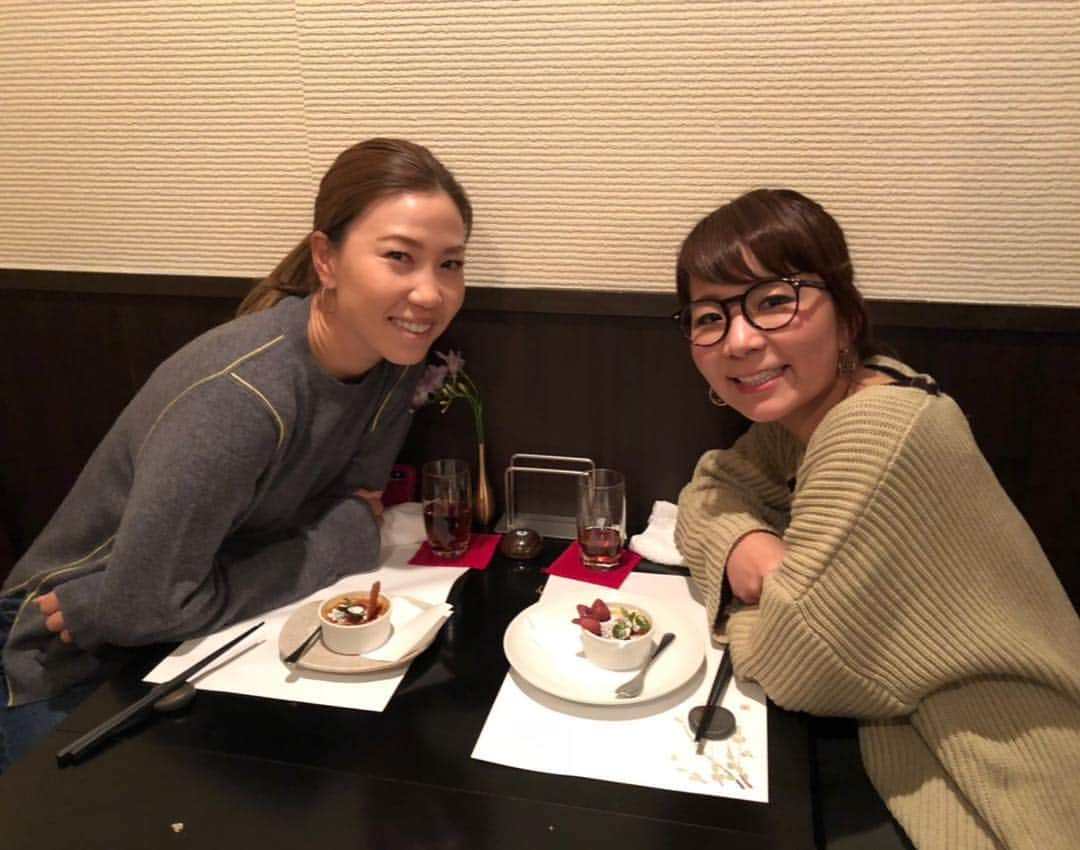 のインスタグラム：「数少ない同級生プロゴルファーの 旧 林綾香ちゃん。 今は結婚して、子供3人もいて立派にママして仕事も頑張ってて アカデミーいた時はしのぶと私と綾の3人が同い年で頑張ってて、 なかなか狭間世代なのか私達の年だけプロが少なかったんだよね〜💦 そんな綾が書いてくれたイラストが私のボールのマークにもなってます❤️ 10年ぶりくらいに大阪でご飯食べれて🍚めっちゃ楽しかった🙈‼️ あっという間に時間が経ってしまって、おまけにご馳走にまでなってしまったのだけれど、至福の時間でした💖  綾、ありがと🙈❤️」