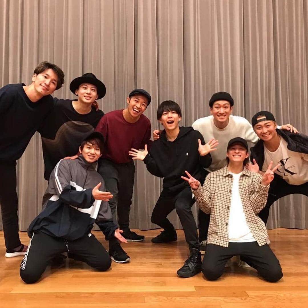 s**t kingzさんのインスタグラム写真 - (s**t kingzInstagram)「🎩choreography🎩 . Da-iCEの新曲『FAKE ME FAKE ME OUT』の振付をs**t kingzで行いました😎✨ . これまでDa-iCEの楽曲を個々では振付していたものの、シッキン4人ではこれが初✨ . Official Dance PracticeもDa-iCE YouTubeチャンネルにあがっているようなのでチェックです👌 . #stkgz #シッキン #シットキングス #Da_iCE  #Repost @da_ice_staff with @get_repost ・・・ . 📣YouTube映像公開 . ‪4/24発売 16th Sg『FAKE ME FAKE ME OUT』Official Dance PracticeをDa-iCE YouTubeチャンネルに公開！‬ ぜひチェックしてください☺︎ . Music & Lyrics by Official髭男dism 藤原聡 (Vo/Pf) Choreographed by s**t kingz . ‪#Da_iCE‬ ‪#FMFMO_0424‬ ‪#FakeMeFakeMeOut‬ ‪#official髭男dism  #藤原聡 #stkgz」3月26日 16時49分 - stkgz_official