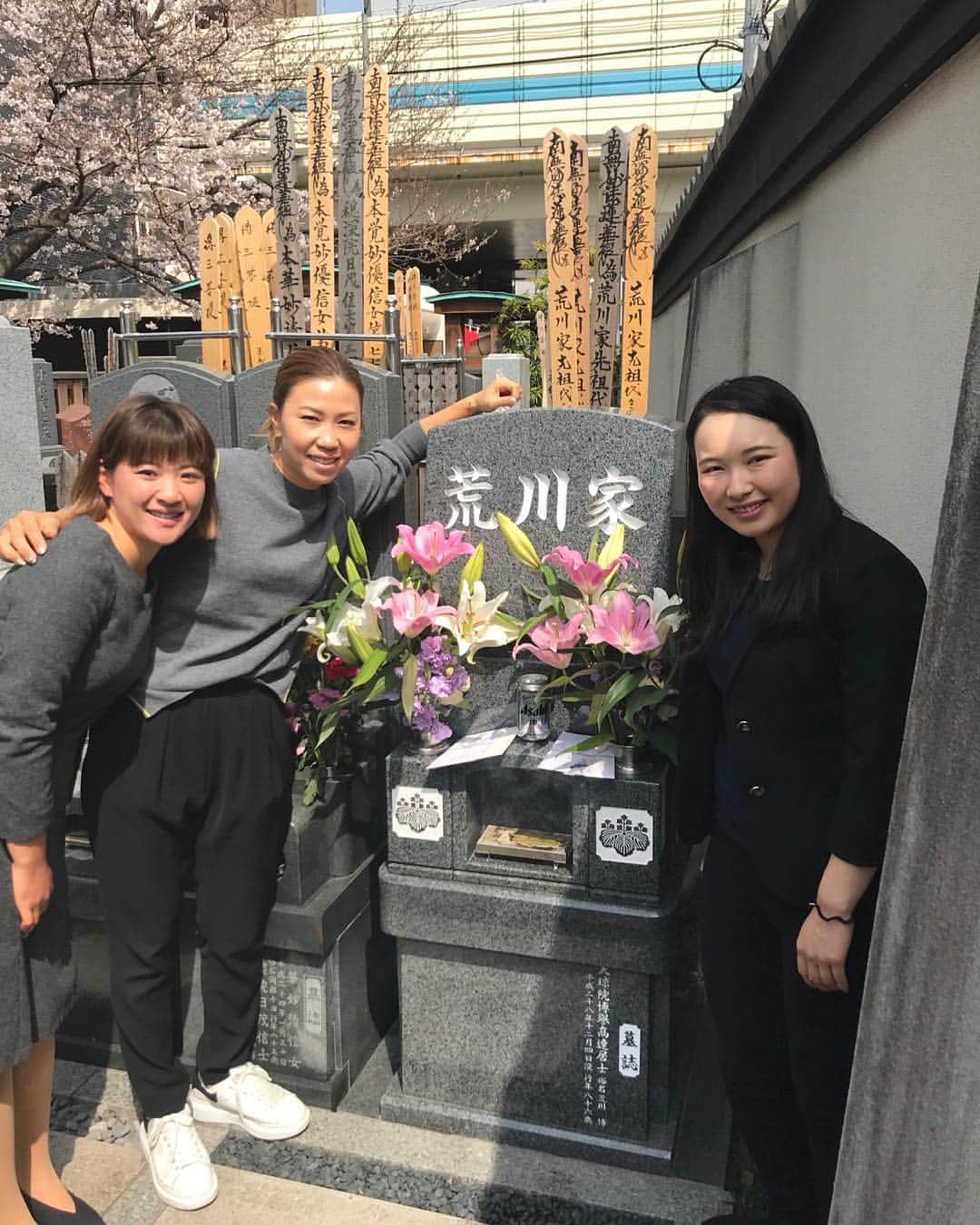 上田桃子さんのインスタグラム写真 - (上田桃子Instagram)「先生のところにお参りに‼︎ コーチもみんなでご挨拶とお墓をふきふきしてきました！ その後先生のお兄さんご夫婦とランチ😋 美味しかった〜🍣」3月26日 16時51分 - momoko3030