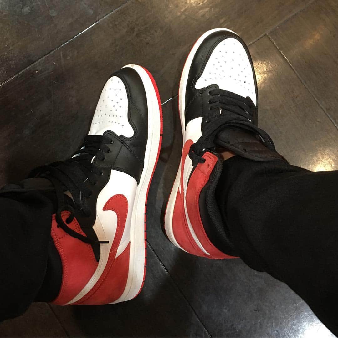 のインスタグラム：「今日のくっく 『NIKE AIR JORDAN 1 TRACK RED』 初めてSNKRSで当たったやーつ ハイカットでもめんどくさくない履き方を見つけた 笑 よしよし . #jordan1 #nike #snkrs #sneakers #kicks」