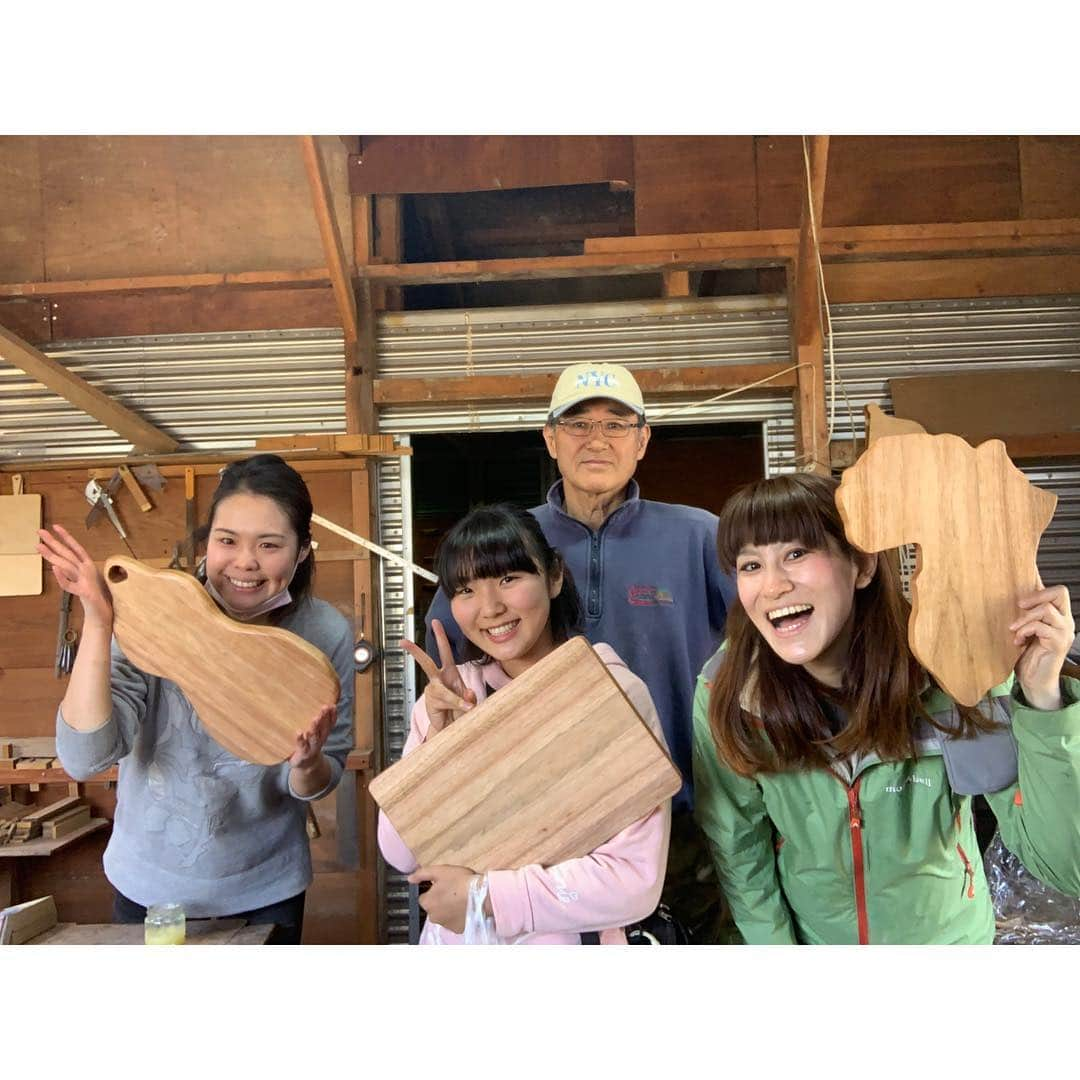 空木マイカさんのインスタグラム写真 - (空木マイカInstagram)「今日はルププメンバーでアイスランドの回のスピーカーを担当してくださった布野さんの工房へお邪魔してまな板作り！私はアフリカの形のまな板を作りました❤️ ･ 布野さんのブルーベリー畑の横に建てられたこの小屋はなんとご主人の手作り😳中にある木のおもちゃも全て手作りなのです✨ステンドグラスは奥様作。素敵すぎる！ ･ お昼ご飯に出してくださった畑のブロッコリーと、手作りパンとクッキーも美味しくて☺️憧れます…✨ ･ 今度はブルーベリーの実なる頃にここでキャンドルナイトをやる予定😌ルププはスタッフになるとこーんなお楽しみも待っているのです😆💕 #スタッフ募集中 #ルププ #子どものいる暮らし  #3歳 #5歳」3月26日 17時00分 - maika_utsugi