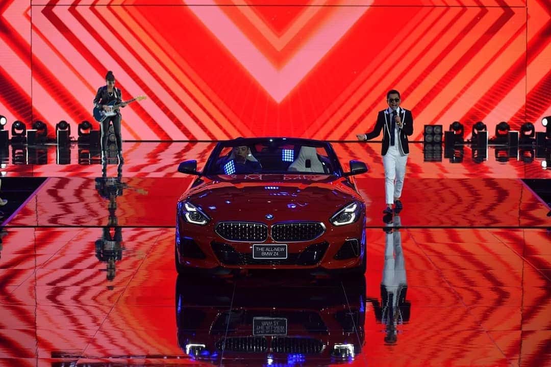 BMW Thailandさんのインスタグラム写真 - (BMW ThailandInstagram)「เปิดตัวอย่างยิ่งใหญ่ อลังการกับสุดยอดรถยนต์ที่ทุกคนรอคอย THE X7, The All-New BMW Z4 และ The All-New BMW 3 Series ให้คุณได้เข้ามาสัมผัสตัวจริงอย่างใกล้ชิด และเปิดประสบการณ์ใหม่กับเทคโนโลยีของ BMW ด้วยตัวคุณเอง  นอกจากนี้ ยังมีข้อเสนอสุดพิเศษที่น่าสนใจ  ฟรี BSI Package เพิ่มปีที่ 6* และประกันชั้น 1 ในรุ่นที่กำหนด* เริ่มแล้ววันนี้ที่ผู้จำหน่ายฯ อย่างเป็นทางการ *เงื่อนไขเป็นไปตามที่บริษัทฯ กำหนด  #BMW #BMWTH #MotorShow2019」3月26日 17時11分 - bmwthailand