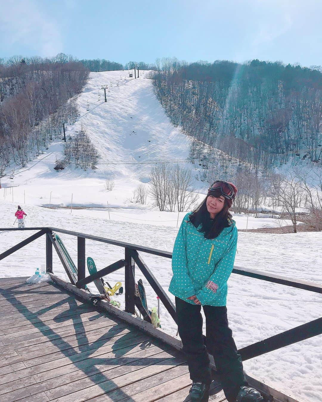 軽辺るかさんのインスタグラム写真 - (軽辺るかInstagram)「相変わらず太陽の下で 目は開かないけど はじめてのスキー 楽しかった🎿 . #skiing🎿 #スキー女子 #⛷ #スキー」3月26日 17時11分 - karuberuka