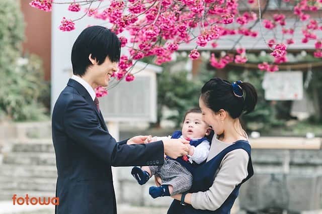 otowa (フォトワ)さんのインスタグラム写真 - (otowa (フォトワ)Instagram)「.﻿ ﻿ お宮参りの撮影をしていただきました📷﻿ ご自宅と神社、両方で撮影できるのは出張撮影の良いところ😊﻿ ﻿ それにしてもネギのおもちゃで遊んでる表情がなんともたまらなく可愛いですね😍﻿ ﻿ 📷エヌ様のお写真より﻿ ﻿ Photo by meg (Gem Photoworks)（https://fotowa.com/photographers/gemphotoworks/reviews/8155）﻿ ﻿ .............﻿ ﻿ #fotowa #出張撮影﻿ ﻿ #出張カメラマン #家族写真 #ファミリーフォト﻿ #キッズコーデ #写真好きな人と繋がりたい #新米ママ﻿ #親バカ部 #赤ちゃん #おやばか部 #赤ちゃんのいる暮らし﻿ #暮らし #コドモダカラ #親子 #キズナ #子育て﻿ #赤ちゃんのいる生活 #育児 #子育てぐらむ﻿ #0歳 #お宮参り #お宮参り写真」3月26日 17時04分 - fotowa.jp