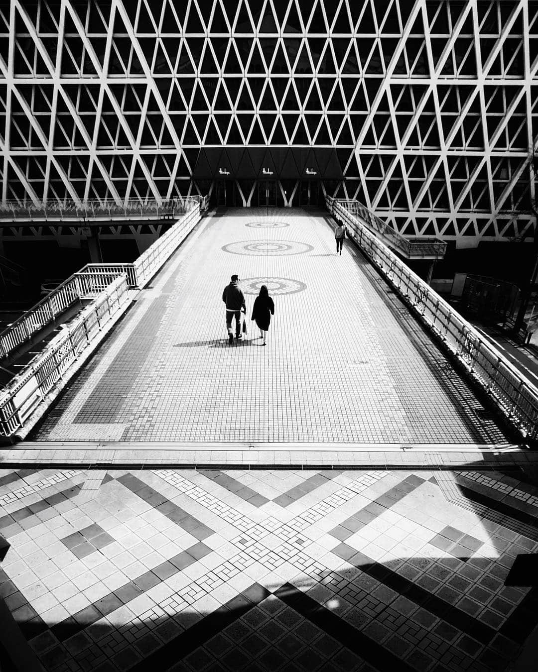 のインスタグラム：「. ◎ (Osaka) iPhonex #shotoniphone #shotoniphonex #temma190224 . Capture Your Moment‼︎ @tokyo_grapher 📱 #ShotOn_TG #tg_wide . #igersjp #hueart_life #indies_gram #team_jp_モノクロ #inspirationcultmag ＿＿＿＿＿＿＿＿＿＿＿＿＿＿＿＿＿＿＿＿＿＿＿＿＿ #__bnwart__ #flair_bw #instagram #東京カメラ部 #大阪万博2025」