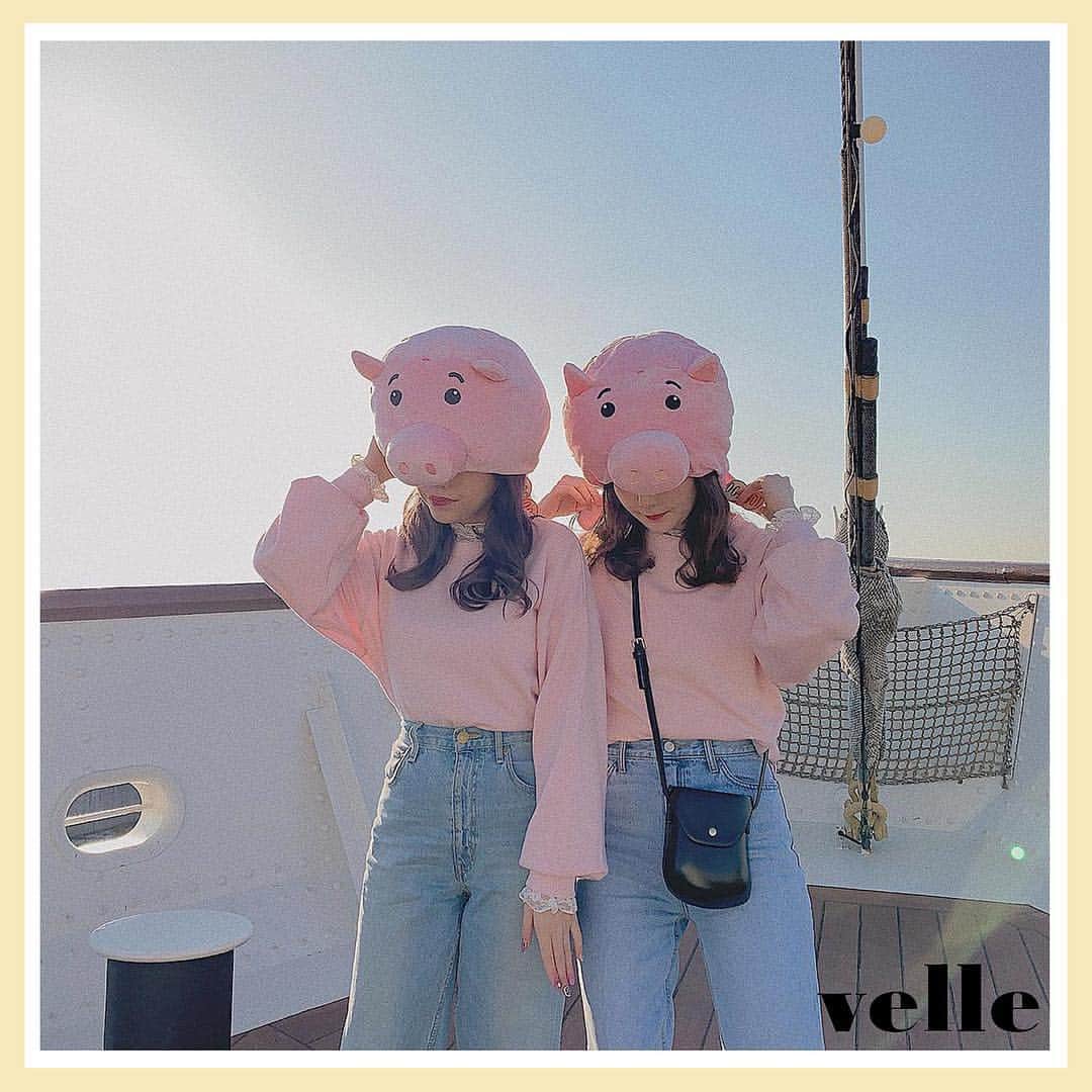 R i R y (リリー)さんのインスタグラム写真 - (R i R y (リリー)Instagram)「~ハムコーデ~﻿﻿ ﻿﻿ ハムの被り物に合わせた、ピンクのスウェットがかわいいね！🌸 ジーンズで動きやすさとカジュアルさもあって、テーマパークでのお揃いにもおすすめだね🐭💕 ﻿﻿﻿ Photo by﻿﻿﻿ @rabi_gram ﻿﻿﻿ ✴---------------✴---------------✴﻿﻿﻿ ﻿﻿﻿ ▶▶サイト&SNSで掲載する写真を募集中📸﻿﻿﻿ カワイイ写真が撮れたら、@velle.jpをタグ付けするか、ハッシュタグ#velle_jp をつけて投稿してみてね♪﻿﻿﻿ ﻿﻿﻿ velle編集部と一緒にカワイイで溢れるvelleを創っていこう😚  #ガーリー#ガーリーコーデ#ガーリー女子#シミラールック#消えそうな色コーデ#ジーンズ#ベージュコーデ#アイボリーコーデ#ディズニーコーデ ﻿﻿ #春コーデ#春服#参戦服#2019SS#ベージュ#花見コーデ #ベージュ族 #ピクニックコーデ #ピンクコーデ #ハムコーデ #オシャレ女子#おしゃれ好き#お洒落女子#ヴィンテージ#ビンテージ#ファッション#お洒落さんと繋がりたい#おしゃれさんと繋がりたい#コーディネート探検隊」3月26日 17時13分 - velle.jp