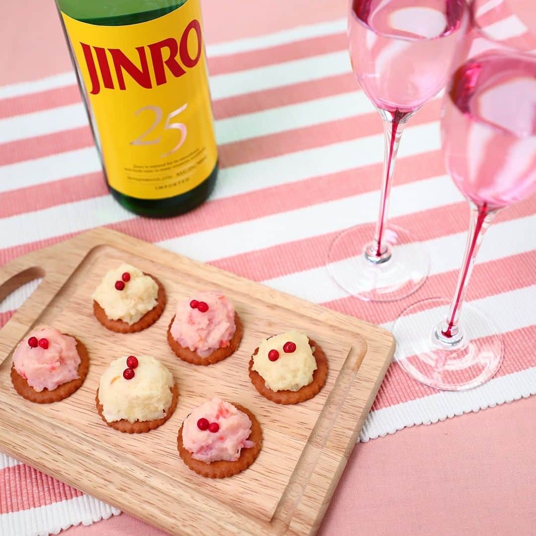 JINROさんのインスタグラム写真 - (JINROInstagram)「キレイなピンクのポテトサラダ、実はビーツを使えば簡単に作れちゃうんですよ。いつものJINROサワーもこんなインスタ映えなオードブルと一緒にかわいいグラスに入れて、一味違う楽しみ方はいかがですか？  #インスタ映え #ビーツ #ポテトサラダ #料理 #カッティングボード #女子会 #オードブル #sake #お酒 #酒 #晩酌 #焼酎 #乾杯 #家飲み #宴会 #宅飲み #家呑み #お酒好き #お酒大好き #昼呑み #酎ハイ #酒飲み #美味しいお酒 #酒スタグラム #桜色 #ピンク #JINRO #眞露 #ジンロ #一人十色」3月26日 17時13分 - jinro_jinro