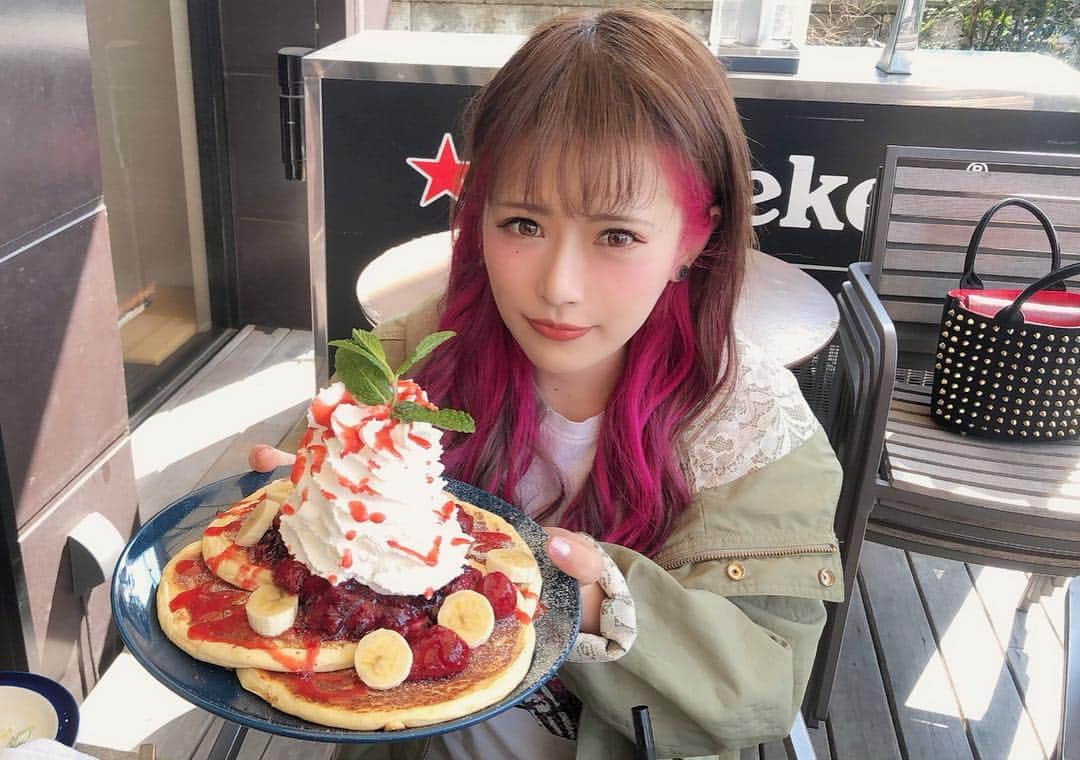 大森砂奈のインスタグラム：「カフェランチ！！！✨✨✨ と、ミーティングした！！！ パンケーキファクトリーに久々に行ったけど映えてたよー！！！ 写真はマネージャーが撮ってくれたよ😂✨ 東京からはるばる宇都宮まで来てくれました！！！ ありがとうございます🧡 . 盛れたし映えたし良い思い出卍 . #さなっち#栃木県YouTuber#マルチクリエイター #パンケーキファクトリー宇都宮#フォトジェニックカフェ」