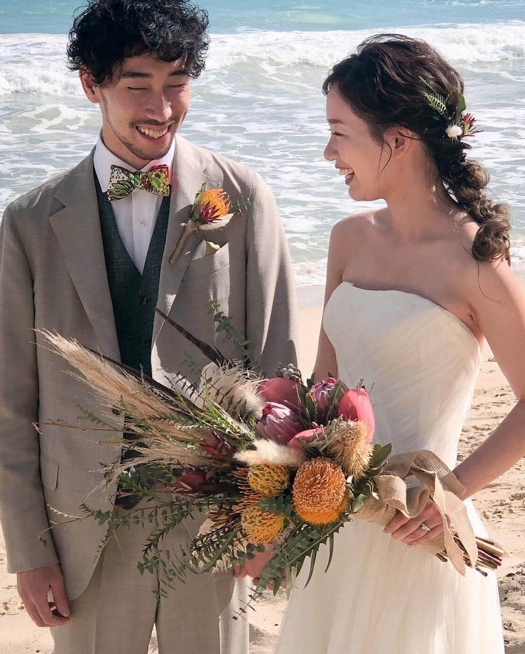 Yukari Ogayaさんのインスタグラム写真 - (Yukari OgayaInstagram)「Hawaii wedding...✨ 😊😊😊 . . . . . Hair&makeup by @yukariogaya  #ハワイ#ブライダル#美容師#披露宴 #ブライダルヘア#ヘアアレンジ#プレ花嫁#花嫁#結婚式#結婚式準備#海外挙式#hawaiiwedding #ハワイヘアメイク#おしゃれ花嫁#エンゲージメントフォト #ウェディングフォト#ヘアチェンジ#入籍 #綺麗 #ゆるふわアレンジ#アニバーサリーフォト #婚約#ハワイ挙式#ウェディングヘア#花嫁準備#前撮り#2019秋婚 #持ち込みヘアメイク#リハーサルメイク#あみおろし」3月26日 17時14分 - yukariogaya