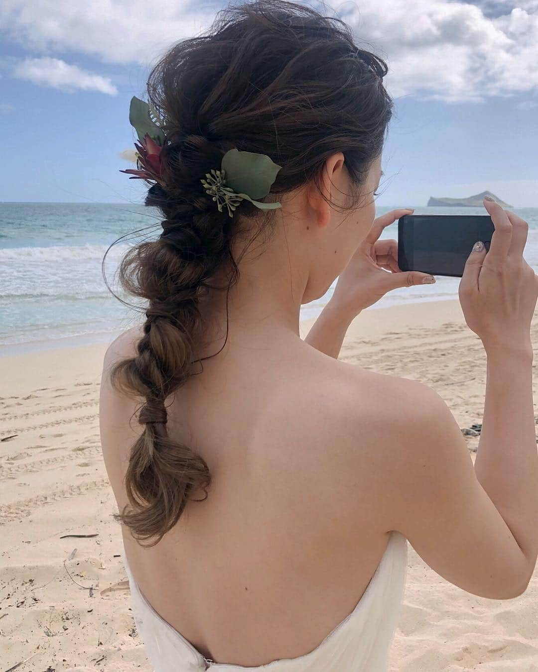 Yukari Ogayaさんのインスタグラム写真 - (Yukari OgayaInstagram)「Hawaii wedding...✨ 😊😊😊 . . . . . Hair&makeup by @yukariogaya  #ハワイ#ブライダル#美容師#披露宴 #ブライダルヘア#ヘアアレンジ#プレ花嫁#花嫁#結婚式#結婚式準備#海外挙式#hawaiiwedding #ハワイヘアメイク#おしゃれ花嫁#エンゲージメントフォト #ウェディングフォト#ヘアチェンジ#入籍 #綺麗 #ゆるふわアレンジ#アニバーサリーフォト #婚約#ハワイ挙式#ウェディングヘア#花嫁準備#前撮り#2019秋婚 #持ち込みヘアメイク#リハーサルメイク#あみおろし」3月26日 17時14分 - yukariogaya