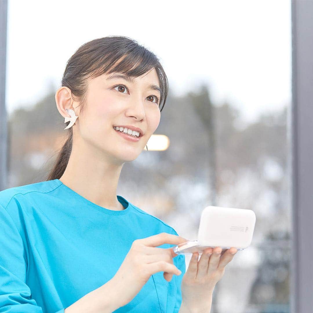 中田絢千のインスタグラム：「【資生堂 My Care-Hybrid STORY】 インタビューをしていただきました🌞  肌のこと、メイクのこと、 薬用ケアハイブリッドファンデの良さなど ぎゅっとまとめて記事にしていただいています。  https://www.shiseido.co.jp/carehybridfd/nakata/ ・ 実をいいますと私、 お化粧も化粧品も大好きでして、、！ とはいっても手持ちの道具は決して多くないし、毎日メイクするわけでもない。 でも、その分、仕事や化粧品カウンターで「知らなかった／手に取ってこなかった」ものを使ってもらったときの、「にあう」の発見やトキメキがたまらなく好きなのです。  気に入ったものは長く（廃盤のショックを受けるまで、笑）使いたいなと思うし、リニューアルして機能面の進歩を感じられるのもまたひとつ楽しみ。  洋服や化粧品、はたまた仕事でいただく役もそうかもしれないけれど、「にあう」ことは時にすごく自信になる。  なんてことない口紅一本も、 そのときの気分やTPOで「にあう」ものも選び方も変わるし、しっくりくるものを塗るだけでなんだかふしぎと自信がついたりする。  それと同じように この #ケアハイブリッドファンデ も、荒れたりゆらいだりした肌もふんわり整えて、無理なくきれいに仕上げてくれる。 私もニキビや吹き出物がぷつりとできる時もあるものの、メイクせねば！という場面はあって。そんな中でも負担をかけずに肌がきれいにみえる「しっくりさ」と、気分が上向きになれたりケアまでできちゃうおまけつきなところが魅力的で、おぬしやりよるな…🤔 と自信をもらっています。  と、話がとっちらかっていますが。。 好きなものだからこそ、今回このような機会をいただけたことがとても嬉しかったです。🌞🌞 ・ 自分に「にあう」化粧品探しの旅もまだまだ途中だけど、これからもひっそりと楽しんでいけたらいいな🌷  #shiseido#dprogram#ときどき敏感肌」