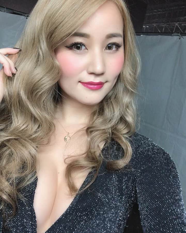 LORYのインスタグラム：「new👩🏼💈✨ 前回よりちょっと明るく柔らかいカラー💖 全体ブリーチじゃなくて ハイライトだから立体感があるの☺️ 池さん @rollen_ike のカラーは いつもどんぴしゃ💘 #rollen #haircolor #blondehair #ローレン #looory」
