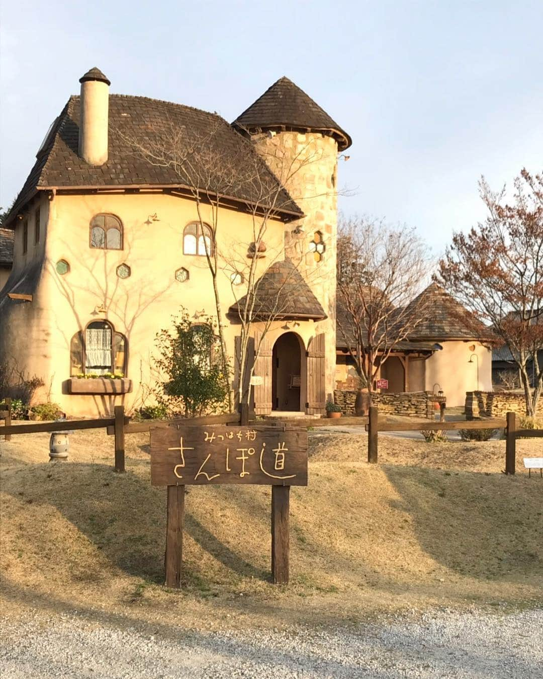 フレンチ工房 神戸さんのインスタグラム写真 - (フレンチ工房 神戸Instagram)「愛知県豊川市にある はちみつのお店 さんぽ道 さん🐝  念願叶って 行ってきました🚗  建物はもちろん、 ボコボコした芝生のお庭が とてもかわいい💚  #たまには #旅行日記 #かわいい建物シリーズ  #愛知県 #豊川市 #はちみつのお店 #さんぽ道 #ボコボコお庭 #フレンチ #french  #注文住宅 #自然素材の家 #神戸 #フレンチ工房神戸 #likeforlikes  #instagood  #tagforlikes  #travel  #l4l」3月26日 17時21分 - frenchkobo