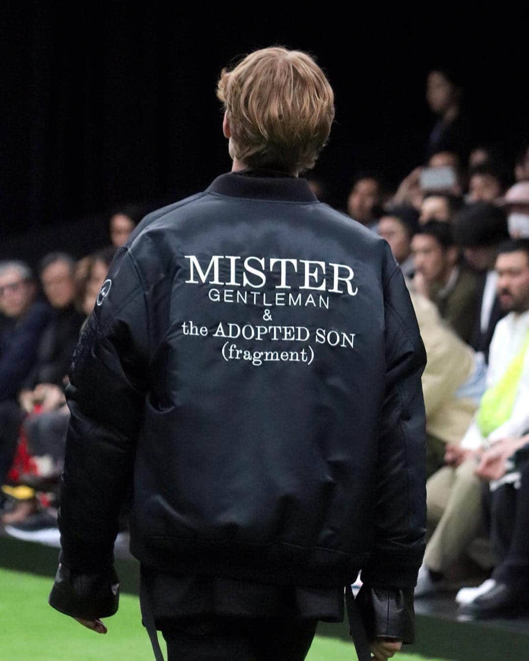 のインスタグラム：「【東コレ取材】 「ミスター・ジェントルマン」のショーに、藤原ヒロシが参加する新プロジェクトのMA-1が登場！ 「アウトドアプロダクツ」とのコラボは今季も継続。先シーズンはボディーバッグでしたが、今シーズンはダウンのようなトートバッグです😍  ロング丈のアウターにショート丈のアウターを合わせたスタイリングも多数登場しました。テーラードジャケットにトレンチコート、モッズコートにダウンジャケット、トレンチコートにダウンなど、組み合わせも豊富です💡  #MISTERGENTLEMAN #AFWT #AmazonFWT #fragmentdesign #藤原ヒロシ #フラグメントデザイン #ミスタージェントルマン」