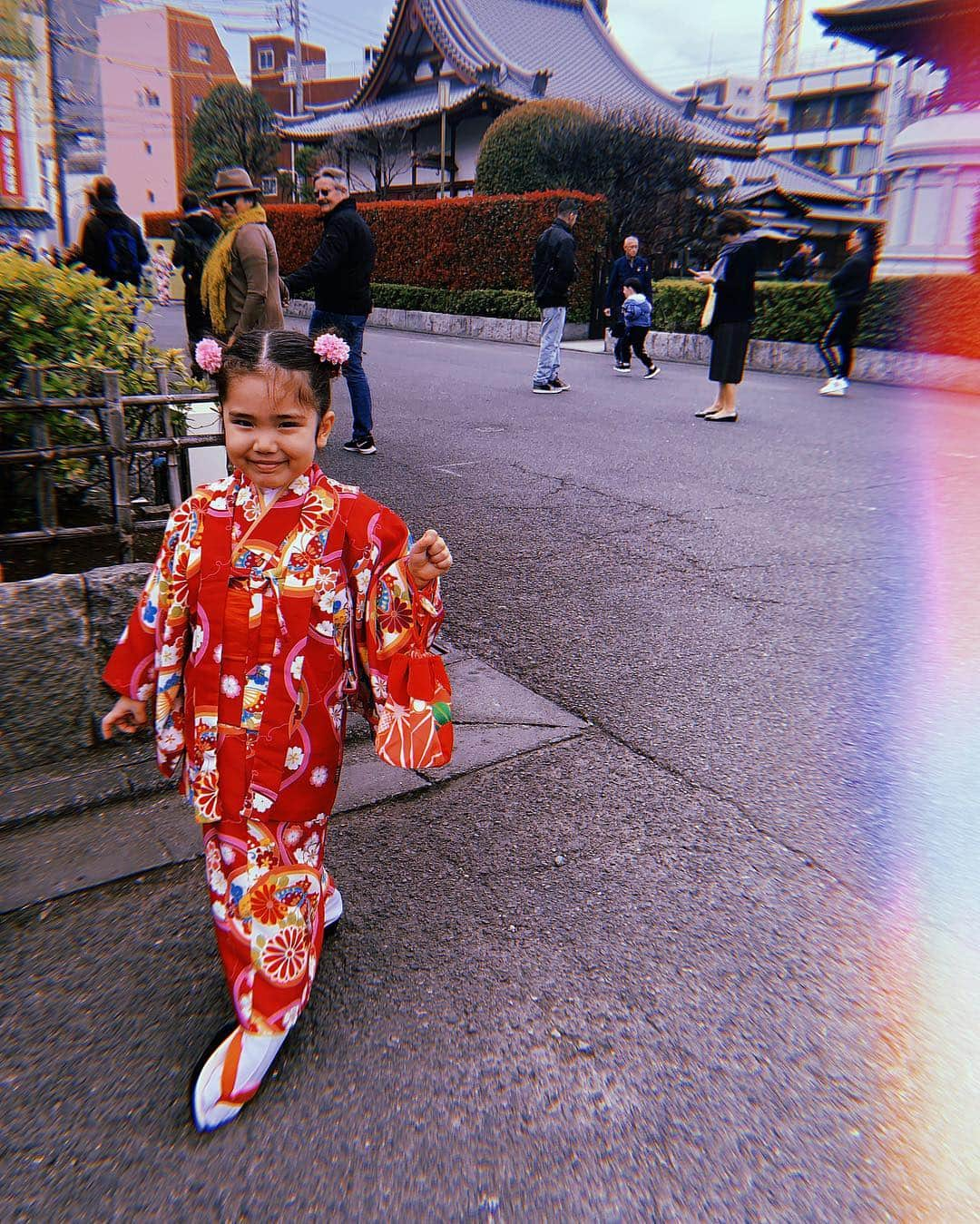 シェイ・ミッチェルさんのインスタグラム写真 - (シェイ・ミッチェルInstagram)「Back in one of my favorite cities!!! And how  CUTE is this little girl?!? 🌸 T O K Y O」3月26日 17時30分 - shaymitchell