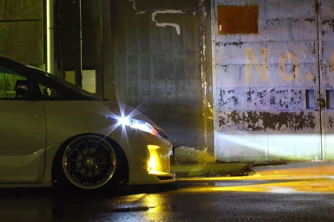 のインスタグラム：「. 純正HIDだけど・・・・LED化したい。 そんなユーザー様にピッタリ✨ しかも、めんどくさい加工は一切不要！ ---------------------------------- 3/31までキャンペーン実施中 ----------------------------------- 投稿：けんのじ～様 車種:#トヨタ #エスティマ 平成21年式 #ACR50 雨上がりの倉庫街(^o^)👌 #fcl純正HID用LED化キット タイプA を取付ました！ 濡れた路面もバッチリ照らしてくれて安心して走れました☆彡.。 . #fclHIDキット #fclLEDT20ピンチ部違い 23連⁣＋6Ω抵抗⁣  . . #エフシーエル #fcl #みんカラ #車のある風景 #カスタムカー #車いじり #愛車 #写真好きな人と繋がりたい #車好き #車好きな人と繋がりたい #車撮影 #車好きと繋がりたい #ファインダー越しの私の世界 #車の写真が好きな人と繋がりたい #フォトコンテスト #toyota #50エスティマ #エスティマ50 #toyotaprevia #toyotaestima #estima #トヨタエスティマ #toyota #トヨタ自動車 #トヨタグラム」