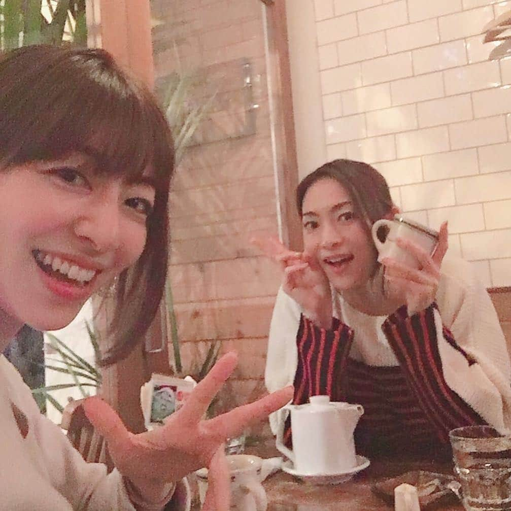 由梨香さんのインスタグラム写真 - (由梨香Instagram)「約1ヶ月半のプロジェクトやっと納品！！﻿ ﻿ と、﻿ 疲れ全然抜け切らぬ間に会いに来ちゃうよね🌸﻿﻿ やはり松本英子さんとの時間は幸せである✨﻿﻿ こころ解放ー。笑﻿﻿ 大笑いし、真剣に仕事の話や人生の話もして…﻿ いろんなことにトライし続けてる英子さんに刺激をうけてパワー充電！よーしまたがんばるー！﻿ 話し続け気がつけば夜！﻿🤣﻿ ﻿ 4月20日には秋田の大館のホールにて﻿ 英子さんのサポートで演奏させて頂きます！﻿ お近くの方もそうでない方も…是非いらしてね！﻿ ﻿ 英子さんとの演奏たのしみだなぁ✨﻿ そして春の秋田も✨ ☺️✨﻿ ﻿ とんぶりたべなきゃ。﻿笑。 ﻿ #秋田 #大館 #ライブ ﻿ #春 #松本英子 #大石由梨香﻿ #とんぶり」3月26日 17時31分 - yurikapiano