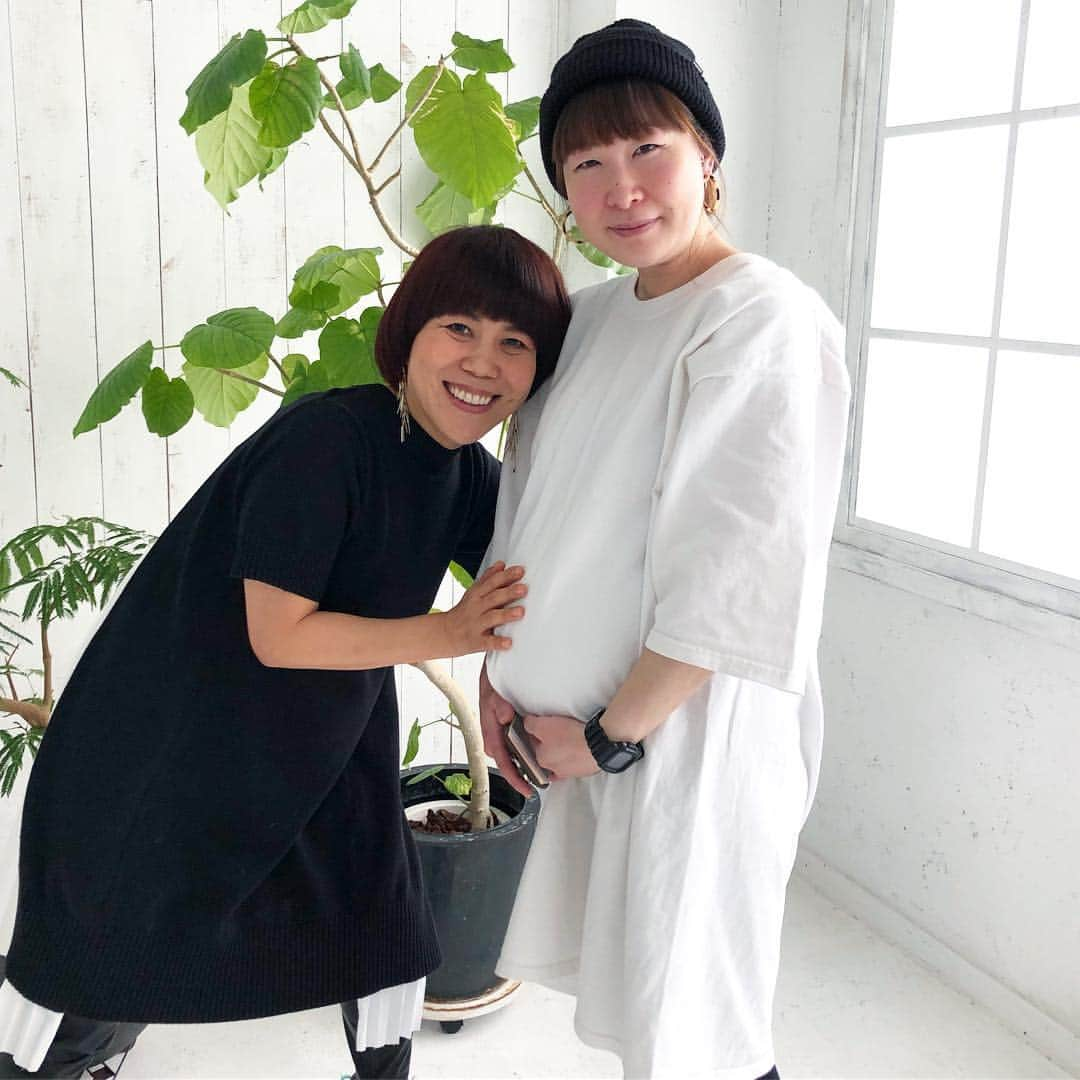 山本浩未さんのインスタグラム写真 - (山本浩未Instagram)「産休直前！ピンク色ほっぺで菩薩さまのようなかわいい#榛沢麻衣 ちゃんと🥰 お腹の中には双子ちゃん👶🏻👶🏻💕 #大人のおしゃれ手帳」3月26日 17時31分 - hiromicoy