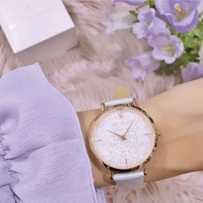 のインスタグラム：「「ALETTA BLANC」¥18,500 +tax  パリで人気のアレットブラン。スワロフスキーを贅沢に敷き詰めたダイアルが光をとらえるたびに輝く、美しい腕時計は着けるだけで気分が上がります。 ・ 新宿ルミネエスト店・有楽町ルミネ店・北千住ルミネ店・立川ルミネ店・横浜ルミネ店・大宮ルミネ店・静岡パルコ店・金沢フォーラス店・博多アミュプラザ店に入荷しております。 #aletteblanc  #アレットブラン  #スワロフスキー #マザーオブパール #ジュエリーウォッチ #france  #フランス #フランス🇫🇷 #tictac #watch #チックタック #時計 #腕時計 #大人女子 #大人女子コーデ  #大人スタイル #paris  #パリ #parisienne #パリジェンヌ #手元 #手元美人 #手元のおしゃれ #おしゃれな人は手元がすてき  #手元くら部  #手元倶楽部  #手元コーデ #腕時計コーデ」