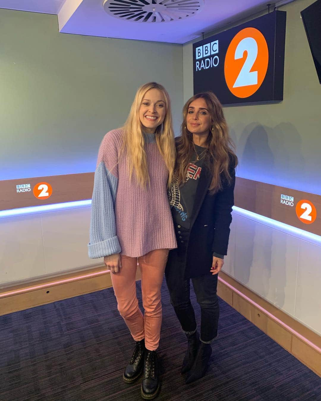 ファーン・コットンさんのインスタグラム写真 - (ファーン・コットンInstagram)「Lovely Louise in the studio today playing us new music on @bbcradio2 #hairoverload」3月26日 17時32分 - fearnecotton