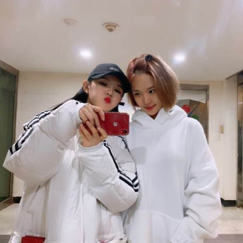 ダヘ さんのインスタグラム写真 - (ダヘ Instagram)「2019년 3월26일  저 #미교 의 만2x살의(비밀😙) #생일 을 축하해 주셔서 감사합니다 ㅎㅎ  작년과 다르게 팬분들과 함께 시간을 보내지 못 해 넘 아쉽지만 울 팬분들께서 마음 가득 담은 케이크, 편지들, 영상편지, 선물들 주셔서..!! 여전히 넘 행복한 생일 보내고 있는 거 같아요 ㅎㅎ😭😭😭💕💕 노래할 수 있는 힘을 주시는 울 팬분들 늘 사랑하고 고마워요 ㅎㅎ  그리고 울 부모님, 지금까지 건강하심에 감사하고 #태라 언니 저 이렇게 하고 싶은 노래를 응원해 주셔서도 감사합니다💕💕 내 친구들, 지인들 생일 축하해줘서 너무 고맙고 나중에 밥 쏘께요👏🏻👏🏻👏🏻👏🏻🥰🥰🥰 남은 오늘 하루 마저 잘 보내도록 할게요💕💕 축하해 주신 모든 분들 감사하고 사랑합니다🥰🥰」3月26日 17時35分 - jjeon_migyo