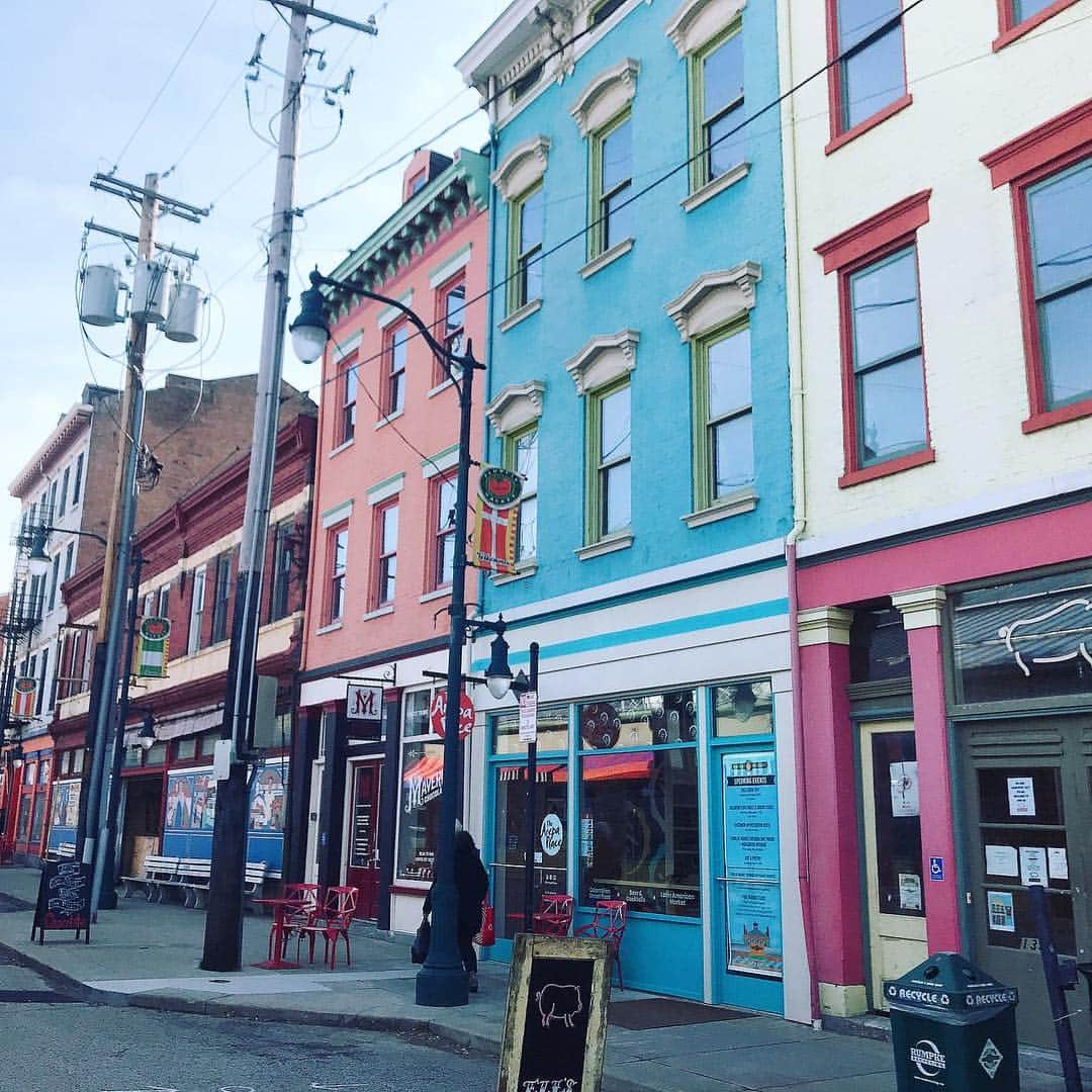 アメリカ大使館さんのインスタグラム写真 - (アメリカ大使館Instagram)「ドイツ系移民の多いシンシナティでは、ヨーロッパの建物が多く見られます。いろんな色のカラフルな建物から煉瓦造りの物まで。 #街歩き が楽しくなっちゃう〜👣🐾 . #us #usa #america #ohio #cincinnati #city #downtown #walking #studyabroad #travel #trip #springbreak #culture #architecture #colorful #アメリカ #海外生活 #留学 #建物 #カラフル #春休み #卒業旅行 #散歩」3月26日 17時39分 - usembassytokyo