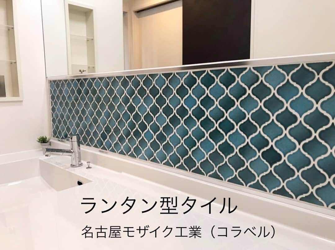 有限会社 稲葉製材住宅さんのインスタグラム写真 - (有限会社 稲葉製材住宅Instagram)「どーも、今村です🙄 最近増えてきたカウンタータイプの洗面台  時間次第では混雑する場所ですが カウンターと鏡を広くしているので 2,3人は同時に使用できるかなと🐥 水回りなのでデザイン性も含めた耐久性のあるタイルを張り、 壁厚を利用したミニニッチも便利なポイントです👍 ピシャリ身だしなみ整えて一日をスタートできる空間です🌟 #洗面台#サニタリー#タイル#ユニットバス#清潔#片付け#便利#収納#おしゃれ#かっこいい#デザイン#洗面カウンター#鏡#新築#家#マイホーム#家づくり#暮らし#使いやすい家#高性能住宅#木の家#自然素材#工務店#稲葉製材住宅#イナバ#熊本#玉名#山鹿#荒尾」3月26日 17時47分 - inaba_home