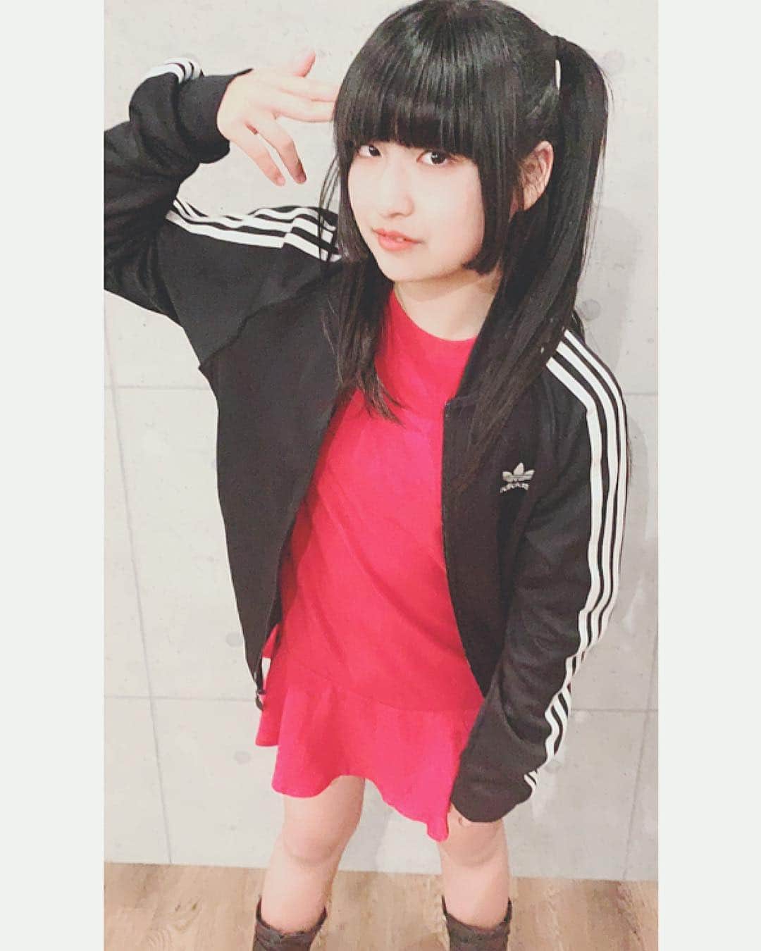 りりりのインスタグラム：「adidas♡ ・ ・ #ワンピースも #adidas #りりり #ジャージは動きやすいから好き #このブーツで踊りすぎて壊れてショック #踊りやすかったのに🥺」