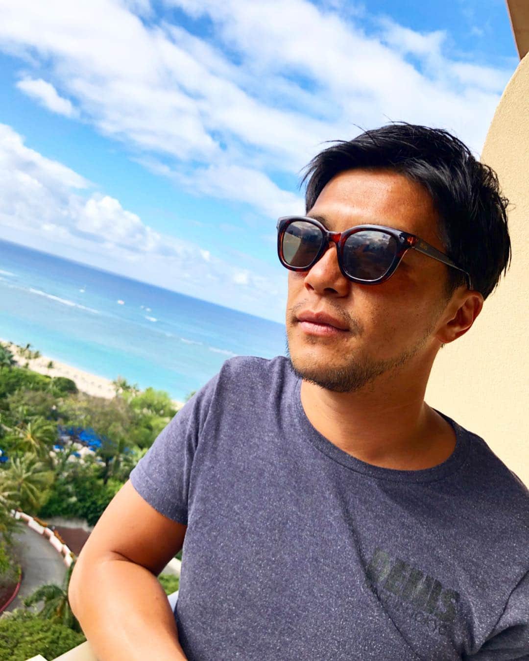 君島良夫のインスタグラム：「昨年に引き続き、いつもサポート頂いているDENIS (@denis_tokyo) から、僕がデザインしたサングラスとメガネをそれぞれ数量限定で発売してもらうことになりました。 ¥5,000以下でこのクオリティの高さは、他ではありえません！昨年もあっという間に完売してしまい、ご希望に添えない方が沢山いたので、是非お早めにDMもしくは店頭(代官山)にお問合せください。 ⚠️¥3,800 (税別)  Presented by DENIS😎🤓」