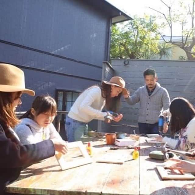 TOKYO SELSEA PROJECTさんのインスタグラム写真 - (TOKYO SELSEA PROJECTInstagram)「4/14(sun)SELSEA MARKET出店ブースのご紹介です✨ 廃財を使って、立て看板風カギ掛けとフォトフレームを作るワークショップを開催する @peace.craft ⚒ もちろんどちらか１つでもOK! 海を眺められる3Fワークショップスペースにて 開催致します。 〜料金〜 立て看板風カギ掛け4,000円 フォトフレーム3,000円 予約不要で 11:00〜いつでもご参加いただけます！ ご参加頂いた方には、Peace craft が運営する沖縄の古民家貸別荘 ＠chulaminka の宿泊料20%オフチケットをプレゼント！ 当日は、美ら民家のPRブースも併設しております💁‍♀️ . @chulaminka とは 沖縄の橋で渡れる離島 瀬底島の中央に佇む「美ら民家」 築60年の琉球古民家をPEACECRAFTがリノベーション&運営する貸別荘です。 国内屈指の透明度で知られるアンチ浜や瀬底ビーチ、美ら海水族館にもアクセス抜群！🐠 日々忙しなく過ごす女性が、四季の移ろいや自然の美しさを感じながら、本来の自分自身を取り戻す場所となるよう願いを込めてデザインされています。 ぜひ、美ら民家のPRブースに遊びに来てくださいね！ . SELSEA MARKET 〜final〜 ◉date:2019 4/14 (sun) ◉time:11:00〜17:00 ◉place: @simplehouse_inamuragasaki 神奈川県 鎌倉市稲村ガ崎 1-15-7 ◉entrance:free . 【注意事項】 ◉今回の開催は江ノ電 稲村ヶ崎駅から徒歩4分のシンプルハウスにて行います。渋谷開催ではありませんのでお間違えのないようお願い致します。 ◉室内での開催の為 雨天・荒天決行致します。 ◉お支払いは各ブースでキャッシュのみとなります ◉ショッパーなどのご用意がない為、エコbagをご持参下さい ◉なるべくお釣りのないよう細かいお金をご用意下さい。 . 【presents by】 海とともにあるライフスタイルを提案する @tokyo_selsea_project 目の前に海が見える最高なロケーションの貸別荘 @simplehouse_inamuragasaki . #SELSEA_MARKET  #tokyo_selsea_project  #simplehouse_inamuragasaki #海好きフリーマーケット #セルシーマーケット #シンプルハウス #ワークショップ #peacecraft  #美ら民家」3月26日 17時50分 - selsea.jp