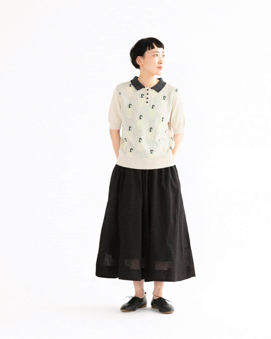 のインスタグラム：「【 暮らしの服 】おしゃれに差がつく柄アイテム﻿ ﻿ 価格やブランドにとらわれず、自由におしゃれを楽しみたい大人のみなさまへ。﻿ 買いやすくて使いやすく、毎日の暮らしに活躍するアイテムを、素材とデザイン、価格のバランスにこだわり厳選しました。﻿ ﻿ 今回のテーマは、おしゃれに差がつく柄アイテム　です。﻿ ﻿ ﻿ -----------﻿﻿﻿ ■パプリカフェスタニットプルオーバー［KLK-2A29-0693-A］﻿ ■コットンリネンローンスカート［DCC-2A20-0246-B］﻿ ふんわりと浮かんだ「パプリカ」モチーフが遊び心あふれるプルオーバー。﻿ 襟のカラーリングやくるみボタンなど、ポロシャツ風デザインが大人かわいく着こなせる1枚です。﻿ スカートは襟の配色と合わせたブラックカラーがおすすめ。﻿ 淡い色合いもぐっと引き締まり、少し長めのシルエットが女性らしさをプラスしてくれます。﻿ ﻿ ﻿ -----------﻿﻿﻿ ■先染めチェックスカート［SOC-2A29-1169-A］﻿ ■カットワーク刺繍オフショルダー風プルオーバー［SOC-2A28-1493-B］﻿ 柔らかな色味と風合いが楽しめる先染めチェックのギャザースカート。﻿ ふんわりとしたシルエットは穿くだけで軽やかな装いに仕上げてくれます。﻿ ウエストのゴム部分は、フリルのようなリッチな雰囲気でトップスインもきれいに決まります。﻿ オフショルダー風のプルオーバーが、スカートを華やかに引き立ててくれて◎。﻿ ﻿ ﻿ -----------﻿﻿﻿ ■トライバルワンピース［FRH-2A29-0982-A］﻿ 大胆なトライバル柄が目を惹くワンピース。﻿ 一見着こなしが難しそうに思われますが、チュニックのような絶妙な着丈で合せやすく、いつものパンツスタイルを魅力的に仕上げてくれるおすすめの1枚。﻿ ほんのり肌が透けるコットン素材で通気性も◎。﻿ 小物をカゴバッグやレザーサンダルでまとめると、より柄の雰囲気が楽しめます。﻿ ﻿ ﻿ ﻿ ﻿ ------------------------------﻿﻿﻿﻿ ▶️お買いものは写真内のタグをタップしてくださいね。またはプロフィールからもナチュランへリンクしています。→@natulan_official﻿﻿﻿﻿ ﻿﻿ ▶️写真内のタグは、販売中でも消えている場合がございます。ぜひ、ナチュランの検索窓から、商品コード又は商品名を、検索してみてくださいね。﻿﻿﻿﻿ ﻿﻿ ▶️プロフィール画面では、季節のおすすめ商品や、再入荷情報をご紹介しています。ぜひ、ご覧くださいませ。→@natulan_official﻿﻿﻿﻿ ﻿ -----------﻿﻿﻿ #今日のコーデ #コーディネート #ファッション #ナチュラル #ナチュラン #natulan #日々の暮らし #暮らしを楽しむ #シンプルライフ #シンプルコーデ #シンプル #暮らし #春コーデ #大人コーデ #春 #春の装い　#コットン #リネン #ワンピース　#花冷え　#桜前線　#春霞　#チェック　#柄　#寒の戻り　#natulan_official　#暮らしの服　#プチプラコーデ　#プチプラ」