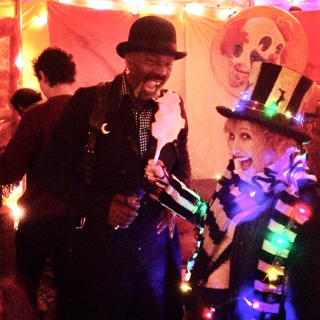 ボニー・モーガンのインスタグラム：「He’s usually very serious...but everybody loves cotton candy! 😋🎪🍭Lighting up the noir world of the Pussy Cat Lounge Sharing a sweet treat and a laugh with my friend, the one and only @toledodiamondfilmnoirsoul @bombaybeachbiennale #latenightshenanigans #ivehadalotofsugar #adventuresofbendybonnie #sprinklingjoy #cottoncandy #toledodiamond #clowningaround #pussycatlounge #makingpeoplesmile #clowninanoirworld #bombaybeachbiennale #stripes #bendybonnie」