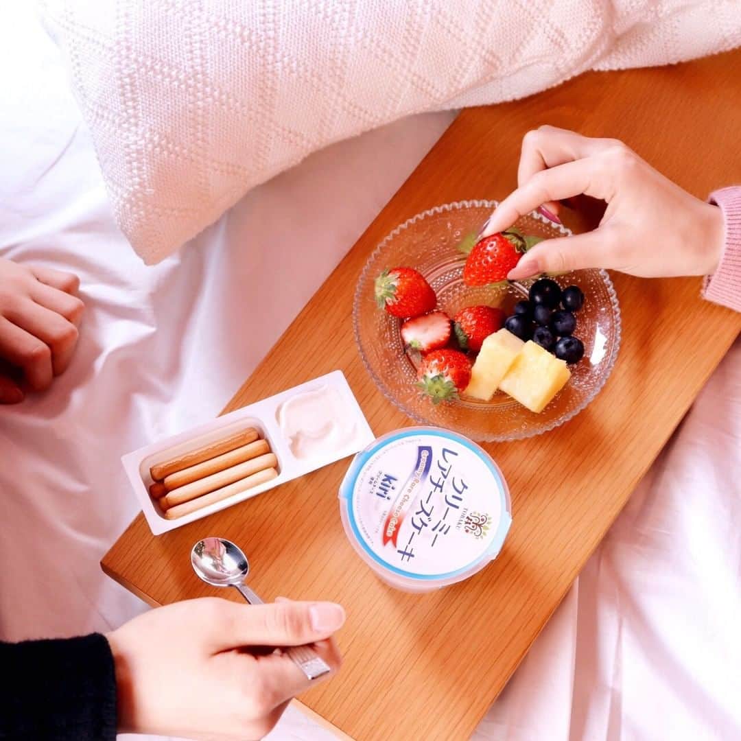 トーラク株式会社のインスタグラム：「.⁣ お家でお友達とまったりタイム✨⁣ もちろんプリンと一緒に☕⁣ .⁣ ◉クリーミーレアチーズケーキ⁣ 160円(税別)⁣ キリ®クリームチーズの特有のクリーミーで豊かなコクのある美味しさが楽しめるレアチーズケーキです🧀⁣ まるでキリ®を食べているかのような濃厚さをお楽しみください❣⁣ .⁣ #トーラク #TORAKU #神戸プリン #プリン #プリン好き #プリンマニア #コンビニスイーツ #コンビニ #スイーツ #スイーツ好き #PUDDING #PUDDINGPARTY #SWEETS⠀#おやつタイム #置き画 #置き画くら部 #kiri  #キリチーズ #クリーミーチーズ #レアチーズ #キリ #kiri #チーズ味 #フルーツ #イチゴ #苺 #パイナップル #ブルーベリー⁣」
