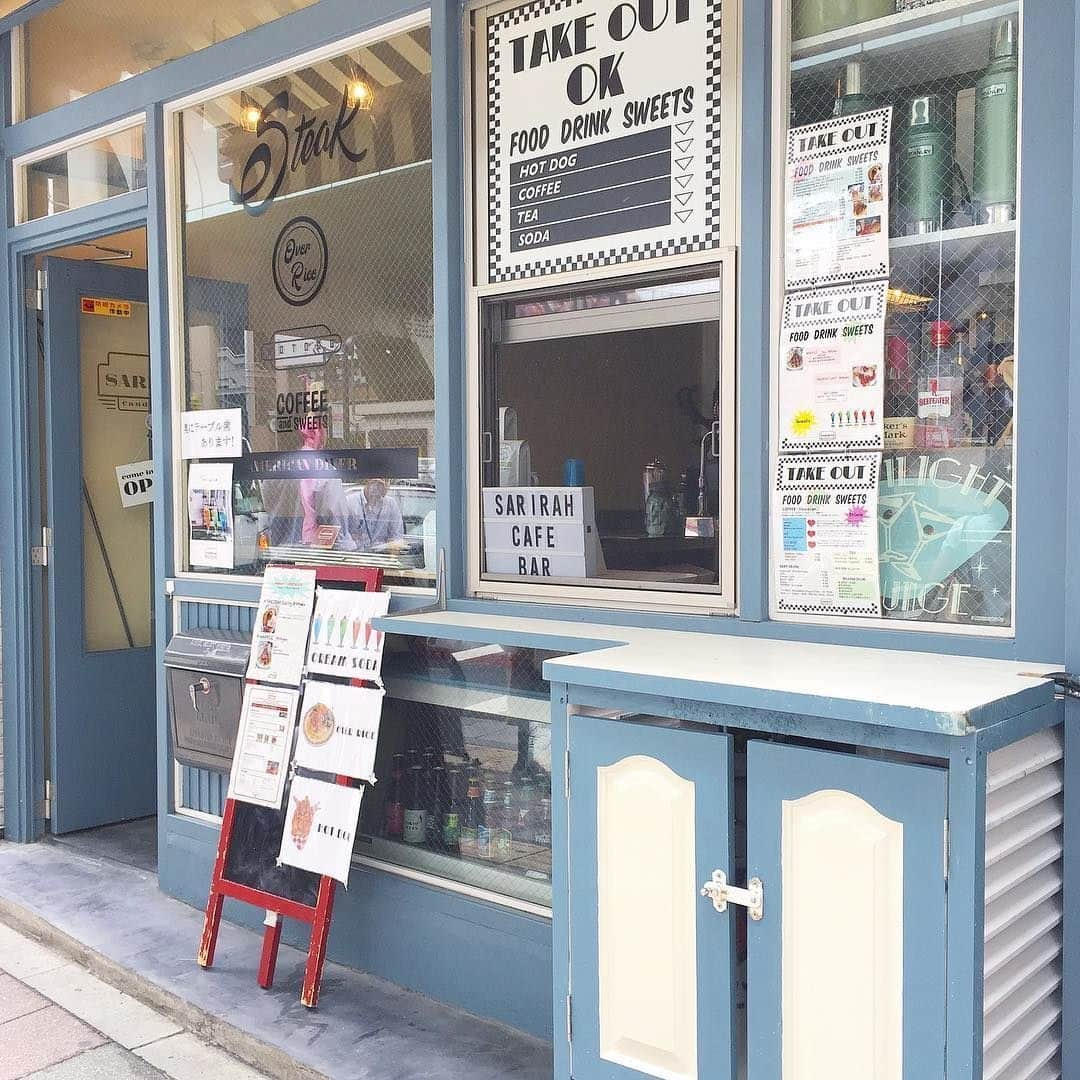 MERYさんのインスタグラム写真 - (MERYInstagram)「. 三軒茶屋駅から徒歩3分の場所にある『SARIRAH candy store（サリーラキャンディー ストア） @sarirah_cafe 』は、古き良きアメリカにタイムスリップしたかのような空間が広がるカフェ＆ダイナー。 . クリームソーダを飲みながら、大きく口を開けてホットドッグを召し上がれ！ . MERYでは他にも「かわいい」に近づくさまざまな情報を発信しています。 @mery.beauty コスメ・美容に特化した情報をお届け♡ @mery_spot 話題のカフェやお出かけスポットをご紹介！ こちらもぜひチェックしてみてください！ . . photo by @_iami___ @szkrn_4 . #MERY #regram #instagram #photogenic #instagenic #instagood #instalike #sarirahcandystore #sodafloat #cherry #icecream #아이스크림소다 #크림소다 #소다 #카페 #サリーラキャンディストア #三軒茶屋 #三軒茶屋カフェ #三軒茶屋ランチ #東京カフェ #東京ランチ #カフェ #カフェ巡り #カフェ部 #クリームソーダ #アメリカン #アメリカンダイナー #レトロカフェ #お洒落さんと繋がりたい #メリー」3月26日 18時00分 - mery.jp