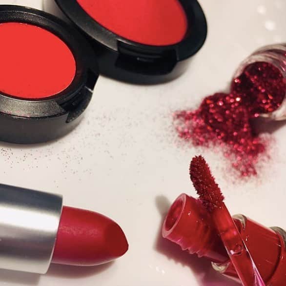 M∙A∙C Cosmetics Japanのインスタグラム：「⠀ M∙A∙Cアーティストが リップスティックの魅力を いろんな角度からお伝えする💁‍♀️ #PowerOfLipstick 💄✨ 今回の色は… #ルビーウートーキョー 💋 ⠀ REGRAM:⠀@hikarie.mac ⠀ ⠀ ⠀ ⠀ ⠀ #MACCosmeticsJapan #MACコスメ #MACCosmetics #MyArtistCommunityJP #MACArtistChallenge #MAC #コスメ #メイク #秋メイク #リップ #リップスティック #赤リップ #レッドリップ #RubyWooTokyo #MACリップ #パワーオブリップスティック」