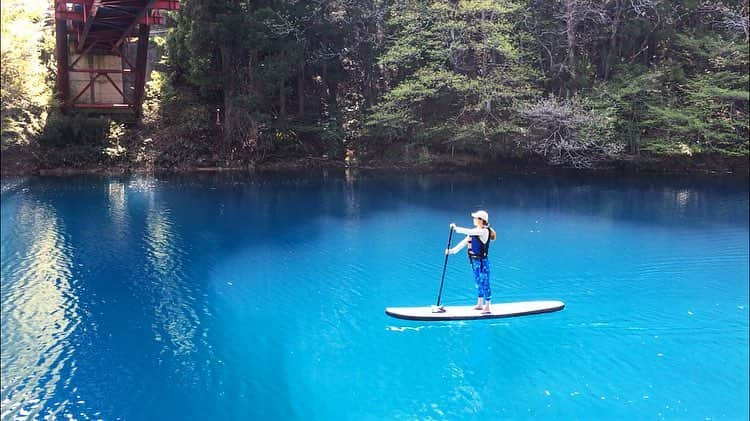 asoview! さんのインスタグラム写真 - (asoview! Instagram)「美しい青色と透明度が魅力的な群馬県の四万湖。その神秘的なブルーの美しさから訪れる人を魅了し続けています。聞こえてくるのは、水音や小鳥の囀り、風に吹かれる木々の葉擦れ。紅葉や新緑など四季折々の景色も見どころです。⁣⠀ .⁣⠀ 山が近く風や波の影響が比較的少ない四万湖はSUPに絶好のロケーション。ボードの上に立ってパドルを漕いだり、寝転んでリラックスしたり、自分の好きなスタイルでゆったりSUPを楽しめますよ。⁣⠀ .⁣⠀ ツアーにはベテランガイドが同行し、パドルの漕ぎ方から丁寧に教えてもらえるので初心者の方でも安心して参加できます。大人と同乗であれば、5歳から参加OK！家族での想い出づくりにもぴったりです。⁣⠀ ≕≔≕≔≕≔≕≔≕≔≕≔≕≔≕≔≕≔≕≔⁣⠀ 🌏Location @四万湖⁣⠀ 🏃Organizer is ロータスアウトドアーズ⁣⠀ 📷Picture by @lotus_outdoors⁣⠀ ≕≔≕≔≕≔≕≔≕≔≕≔≕≔≕≔≕≔≕≔⁣⠀ .⁣⠀ 🏄全国1万9千件以上の遊び紹介中⛺⁣⠀ @asoview⁣⠀ .⁣⠀ あなたの体験の思い出を#アソビュー のハッシュタグをつけて教えてください♪⁣⠀ ステキな投稿はasoview!や @asoviewでご紹介させていただきます❤⁣⠀ .⁣⠀ #本日のアソビ は⁣⠀ https://www.asoview.com/base/152037/⁣⠀」3月26日 18時01分 - asoview