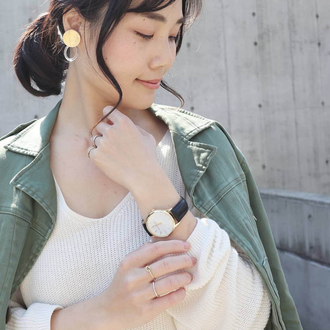 Eri Satoのインスタグラム：「お気に入りブランドのひとつ、 バンヤードストーム✨ @barnyardstorm · バンヤード初のオリジナル腕時計が発売されます⌚✨ · 私が選んだのは、ラウンドフレームで白の文字盤に黒のベルト。 · シンプルなデザインなので、 コーディネートを選ばずに使えます♪ 生活防水機能付きだよ🙆 · 4月中旬に全店で販売予定で、現在はWEB先行でプレオーダー受付中です。 スクエアフレームのタイプもあって、そちらもすごく可愛いですよ！ · 詳しく知りたい方はぜひ、 @barnyardstorm をチェックしてみてくださいね😘 · blogにもリンク貼ってるので、 @satoeri626 のトップのURLからどうぞ👀 · #バンヤードストーム#BARNYARDSTORM#バンカジ#watch#腕時計 #mamagirl#locari#コーディネート#ママコーデ#ママファッション #プチプラ#プチプラコーデ #partegram#読者モデル#読モ#ママモデル #l4like #instagood#outfit #simple #coordinate  #fashion #casual #コーデ#シンプルファッション#カジュアル #style #お洒落さんと繋がりたい #code」