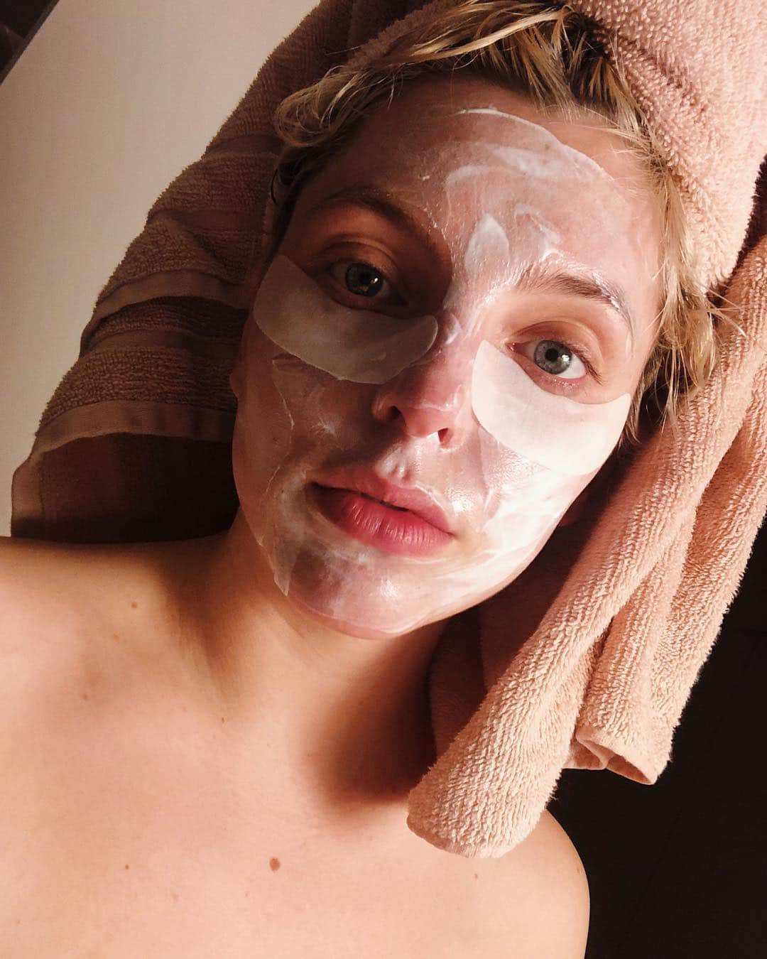 Estée Lalondeのインスタグラム：「Very necessary night in 🛁 - Sometimes it’s good to remind yourself that it’s OK if you need/want to stay home and do some self care. I’m tired. Need sleep. Need vegetables. Need books. Need Reggie. Need zero stress. Its important to listen to your body when it says enough is enough pls let’s chilllllllll. Ok girl I gotchu. Who else is in need of a relaxation mood this week? ❤️ #ELwellness」