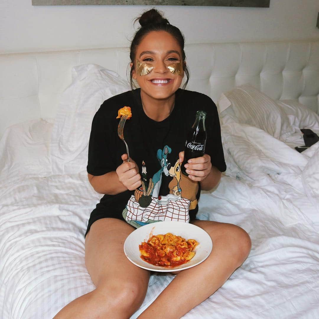 ヴィッキー・パティソンさんのインスタグラム写真 - (ヴィッキー・パティソンInstagram)「The many faces of Vicky Pasta-son 😂🍝🥰 Perfect night in after a big day of filming!!! Pasta, Di-kizzle, @irohanatureuk firming under eye patches, my favourite ever lady and the tramp T-shirt (THANKYOU @prettylittlething), 5 year engagement on the iPad and my little @thebeautybom right next to me so I can annoy her all night... 😂💁🏻‍♀️ (All @irohanatureuk masks and products are a third off in @bootsuk stores and online... link to buy on my insta story! 😂🖤) ad #brandambassador」3月27日 3時35分 - vickypattison