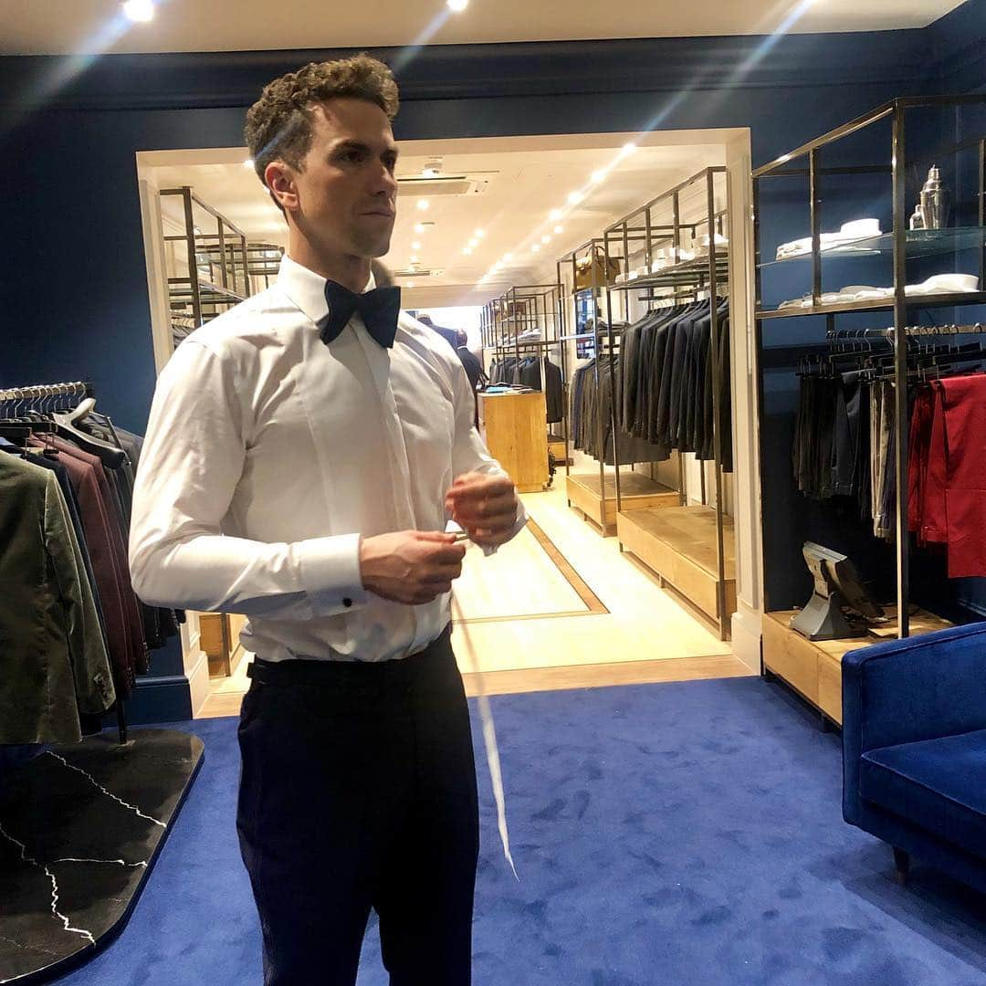 チェスターバリーさんのインスタグラム写真 - (チェスターバリーInstagram)「With under a week to go until the 2019 @olivierawards with @mastercard_uk things are getting busy at Savile Row as the final fittings take place.  It was a pleasure to welcome @rfleeshman, star of @companywestend, in for his fitting and we look forward to sharing his full look as he hits the red carpet.  Join us on Instagram on Sunday for live coverage from @royalalberthall. . . . . #CBstyle #SavileRow #tailoring#menswear #suit #mensfashion#menwithclass #styleforum#gentlemenstyle #menwithstyle #fashionformen #ootdmen #mensstyle#Britishfashion #formalsuit #formalwear #redcarpetready #blacktie#redcarpetstyle #redcarpet #dinnersuit #oliviers #olivierawards #richardfleeshman」3月27日 3時41分 - chester_barrie