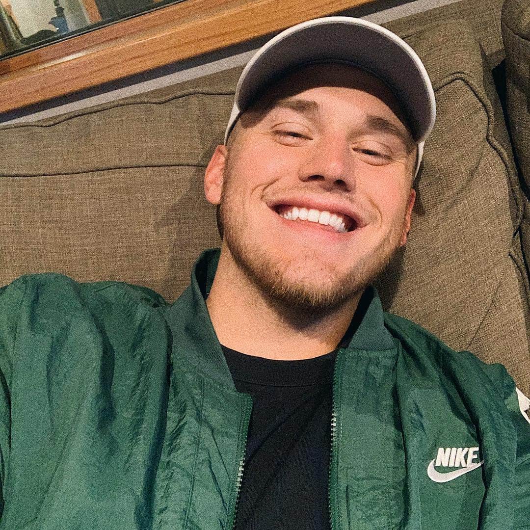 ブランドン・シェイアのインスタグラム：「Ok fine, here’s my teeth.」