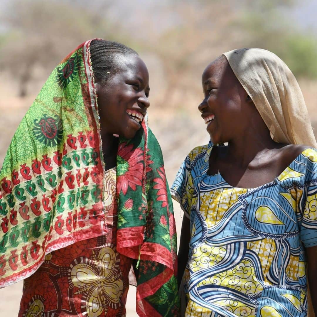 unicefさんのインスタグラム写真 - (unicefInstagram)「Be the reason someone smiles today. Two girls share a laugh in Alibeit, Chad. © UNICEF/UN0291831/Dejongh」3月27日 3時45分 - unicef