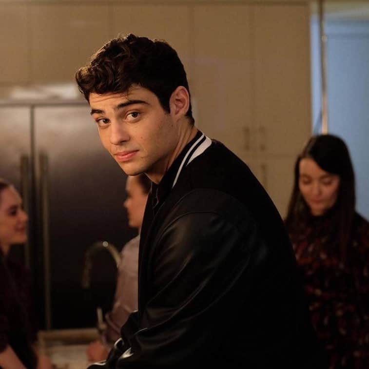 E! Onlineさんのインスタグラム写真 - (E! OnlineInstagram)「He may not be Peter Kavinsky but he already stole our hearts. Get ready to swoon over Noah Centineo in the #PerfectDate trailer at the link in our bio. (📷: Netflix)」3月27日 3時45分 - enews