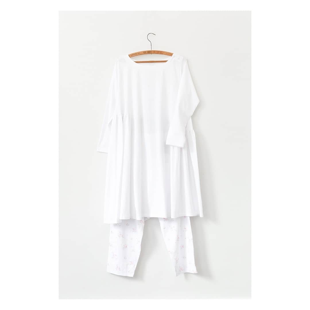 キャベジズ&ローゼズのインスタグラム：「A vision in white ❤ The Amelie Dress in white organic cotton is lovely to wear on her own or with the organic Terry Trousers in Rosabelle. 👇Tap to shop this extremely comfortable look👇#organicdress #slowfashion #organictrousers #floralprint #whitedresses #shabbychicliving #shabbylovescabbagesandroses #organiccotton #cabbagesandroses #cabbagesandrosesfashion @christina_strutt @cabbagesandroses_shop」