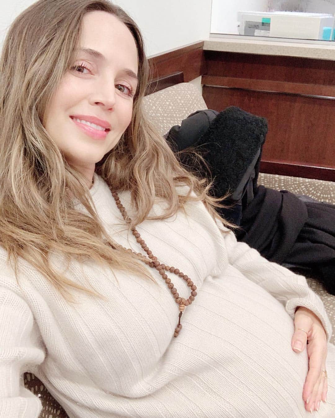 エリザ・ドゥシュクのインスタグラム：「📿🤰🏻😝 we got love for everyone ✌️🖖🤘」