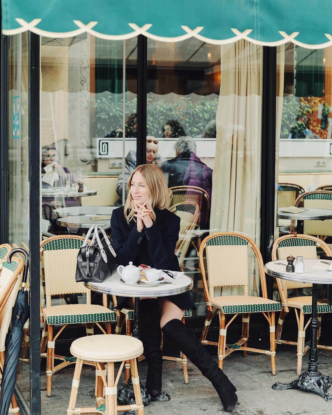 Carin Olssonさんのインスタグラム写真 - (Carin OlssonInstagram)「From this day on, all I want to do is to spend my time on Parisian terraces drinking wine and eating desserts 🙈😍 #springinparis (Photo: @journeyintolavillelumiere)」3月27日 3時56分 - parisinfourmonths