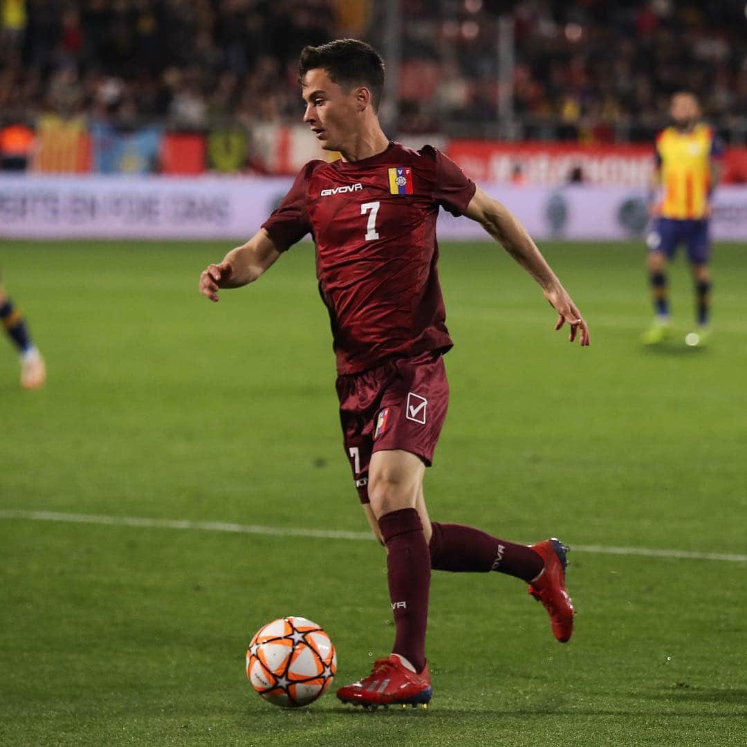 フアン・パブロ・アニョル・アコスタのインスタグラム：「Feliz una vez más por estar con la selección. Gracias a todos por los mensajes de preocupación y decirles que solo fue un golpe que  quedo en un susto. 🇻🇪⚽️💪🏻」