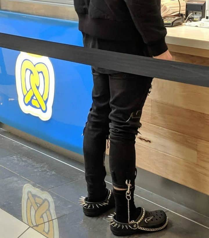 9GAGさんのインスタグラム写真 - (9GAGInstagram)「what are thooooose - By @garbage_b0y @lhommeboy - #punk #crocs #gothdad #9gag」3月27日 4時00分 - 9gag